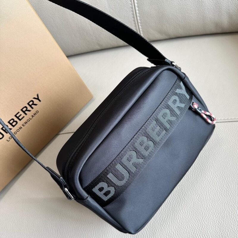 Burberry messenger bag (22x11x16.5cm)